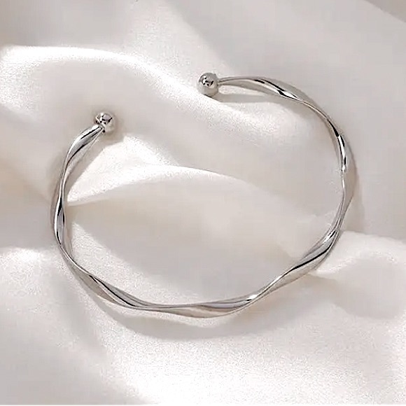⚜️𝟯𝟬%𝗢𝗙𝗙 𝗯𝘂𝗻𝗱𝗹𝗲𝘀 𝟯+⚜️ NEW Twisted Simple Delicate Cuff - Picture 6 of 13